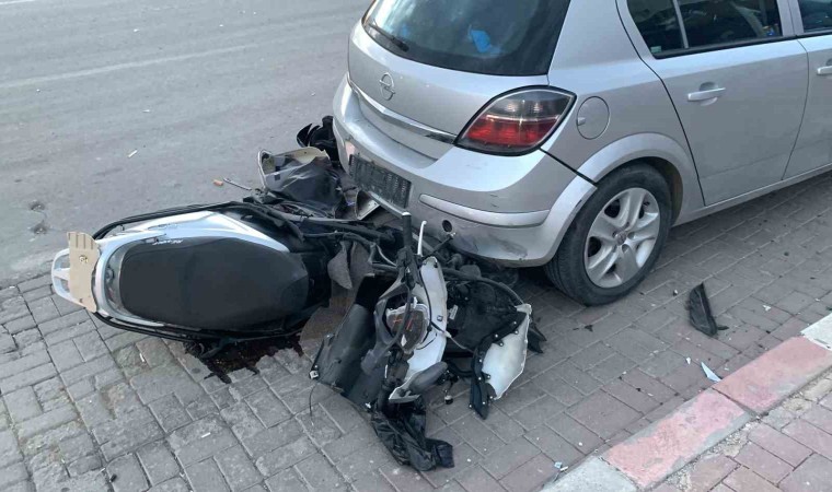 Karamanda park halindeki otomobile çarpan motosiklet parçalandı: 1 yaralı