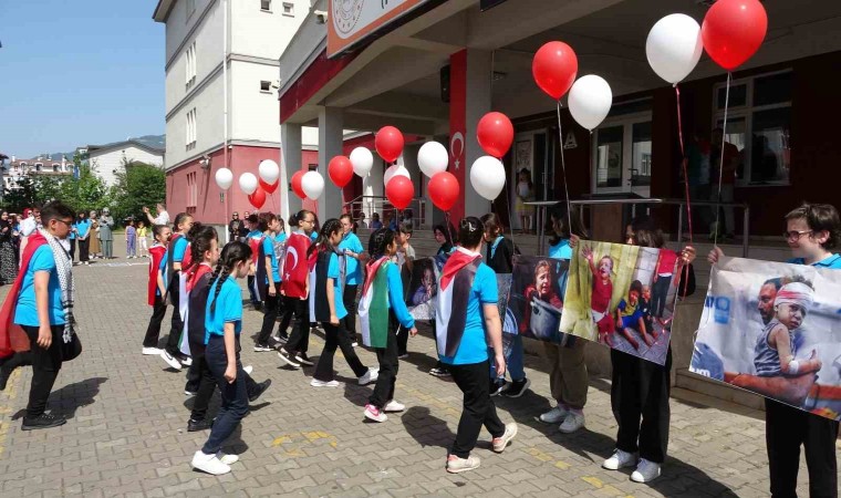 Karnelerini alan öğrenciler, Filistinde ölen çocuklar için gökyüzüne balon bıraktı