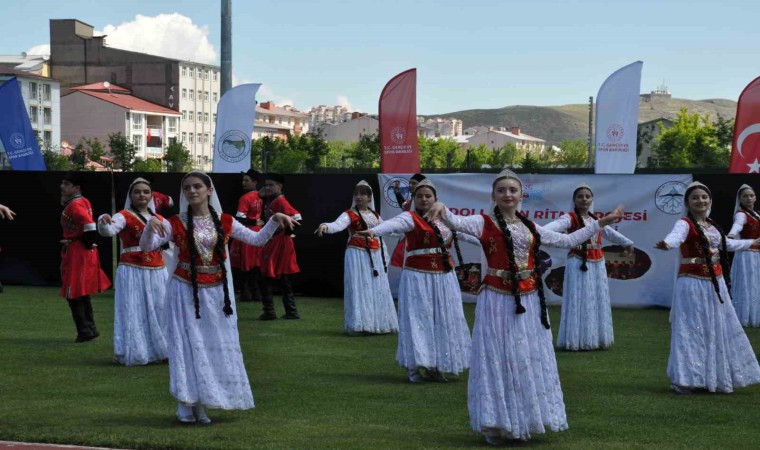 Karsta halk oyunları rüzgarı esti