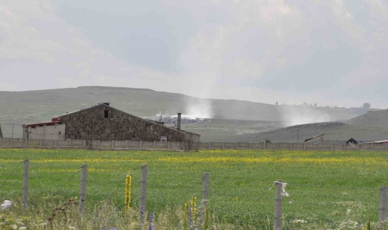 Karsta Karadağ çöplüğü yanıyor