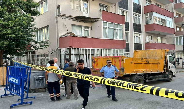 Kartalda 5 katlı binanın balkonu çöktü: Bina boşaltıldı