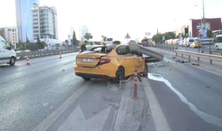 Kartalda kontrolden çıkan taksi bariyerlere girdi