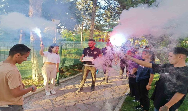 Kas hastası Murata çok sevdiği polislerden doğumgünü sürprizi