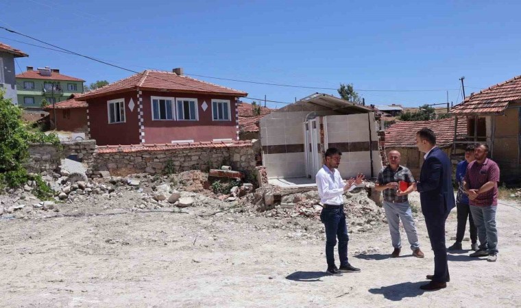 Kaymakam Demirci, yangında kullanılmaz hale gelen ve yıkılan köy camisinde incelemelerde bulundu