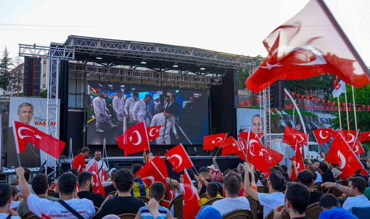 Keçiörende vatandaşlar Türkiye A Milli Futbol Takımının maçını dev ekranda izledi