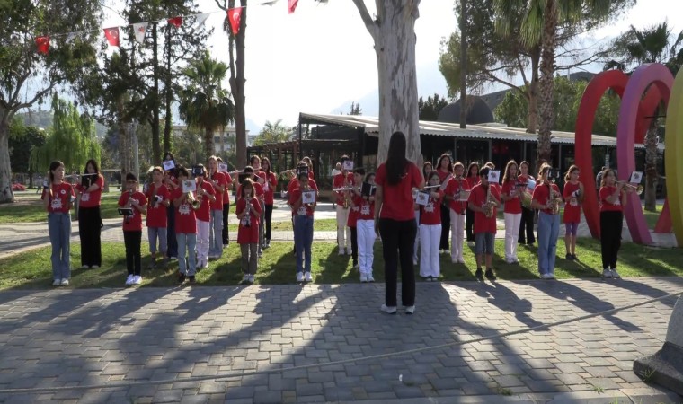 Kemer Belediyesi Gençlik Orkestrasından mini konser