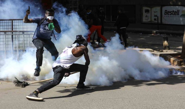 Kenyada protestocular parlamentoyu ateşe verdi