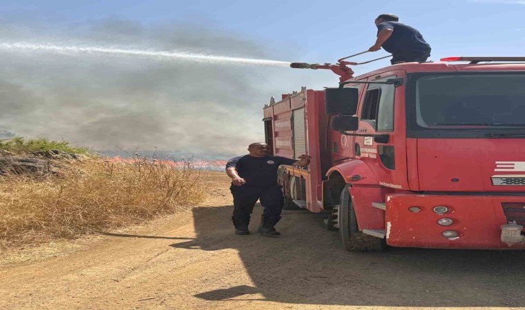 Kırıkhanda anız yangını söndürüldü