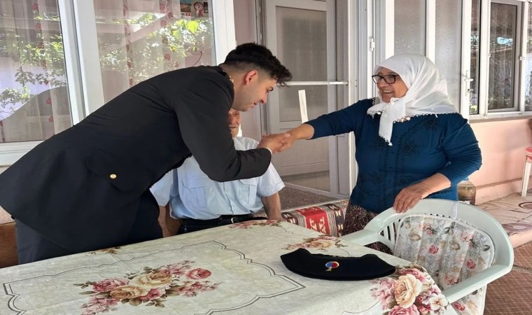 Kırklareli Jandarması, şehit anneleri ve babalarının elini öptü