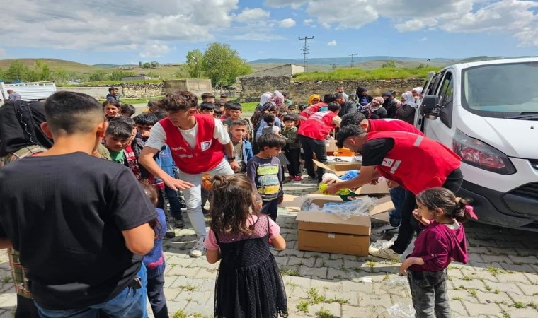 Kızılay Ağrıda Kurban Bayramında yüzlerce aileye yardım eli uzattı