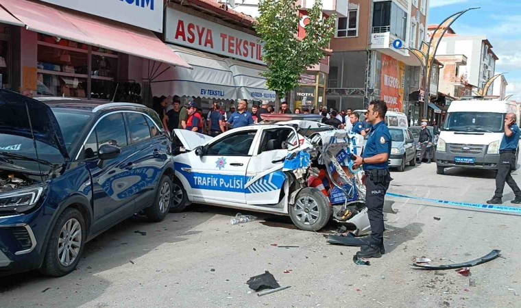 Kontrolden çıkan cip polis otosu ile iki araca çarptı: 2si polis 3 yaralı