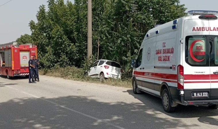 Kontrolden çıkan otomobil direğe çarptı, sürücü yaralandı