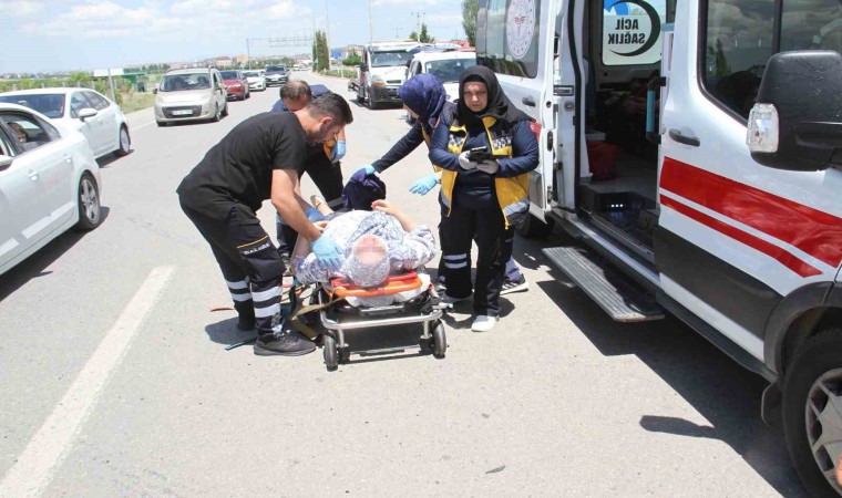 Konyada 4 kişinin yaralandığı zincirleme kazada, ağlayan çocukları polis ve vatandaşlar sakinleştirdi