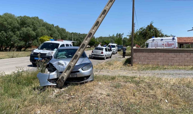 Konyada otomobil direğe çarptı: 3 yaralı