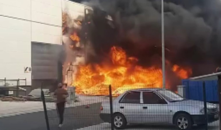 Konyada sünger üretimi yapan iş yerinde yangın