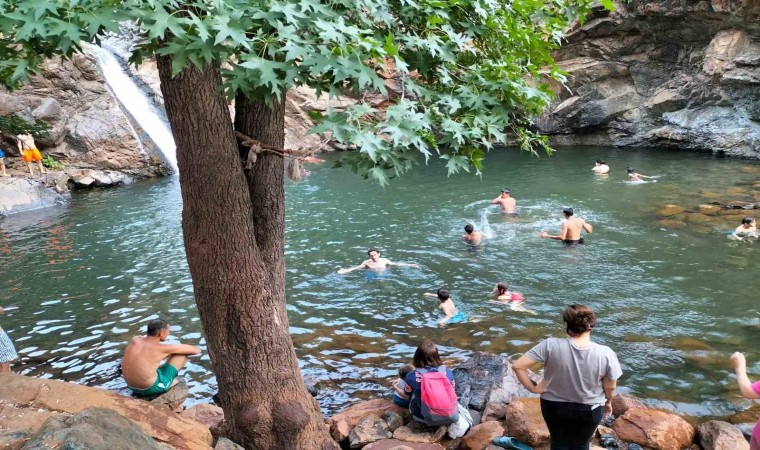 Köyceğiz Toparlar Şelalesi serinlemek isteyenlerin uğrak noktası oluyor