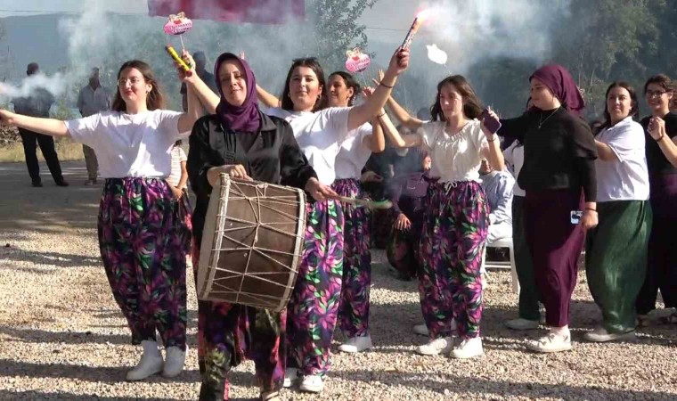 Köylü kadınlar altın madenine tepkilerini altınlarını çıkararak gösterdi