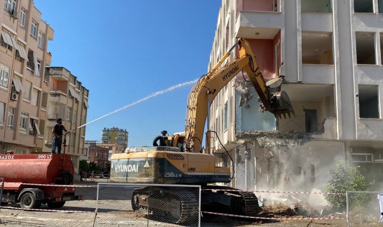 Kozanda ağır hasarlı binaların yıkımına 18 ay sonra başlandı