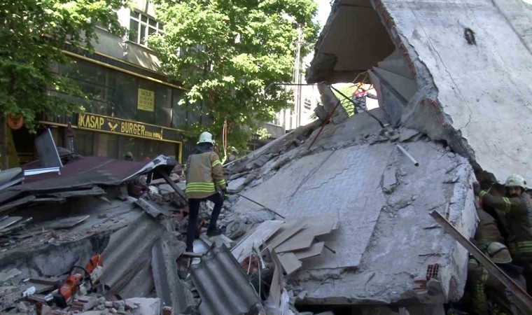 Küçükçekmecede 3 katlı bina çöktü: Enkaz altındaki yaralıları kurtarma çalışmaları devam ediyor