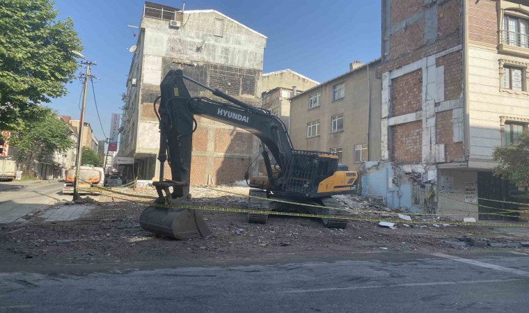 Küçükçekmecede yıkılan binanın bulunduğu cadde trafiğe açıldı