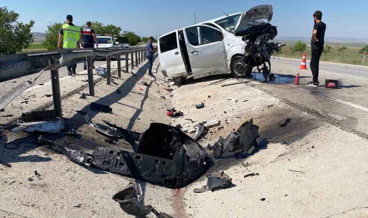 Kullanılamaz hale gelen minibüsten yara almadan kurtuldular