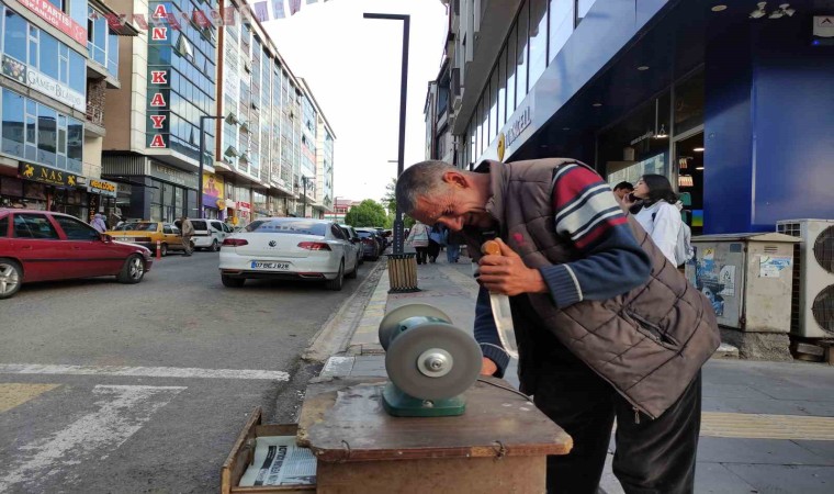 Kurban Bayramı öncesi bıçak bileyicilerinin yoğun mesaisi