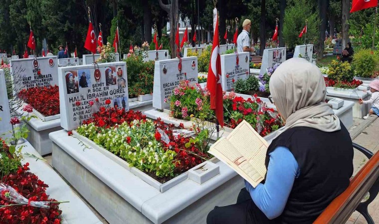 Kurban Bayramı öncesi vatandaşlar Edirnekapı Şehitliğini ziyaret etti