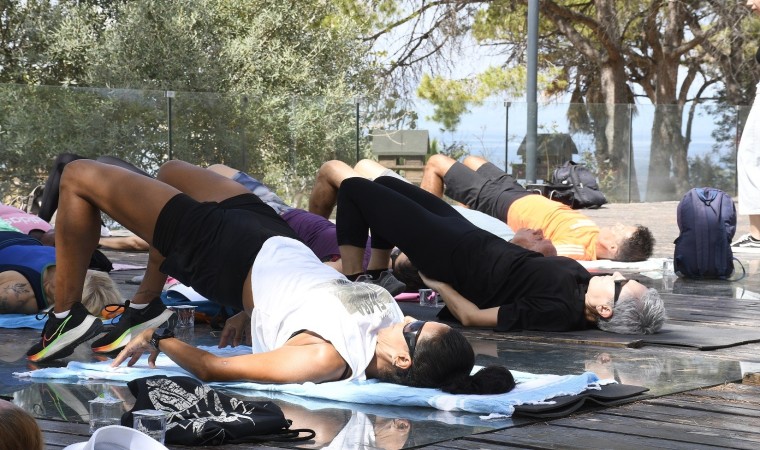 Kuşadası Belediyesinin sabah sporu etkinlikleri yoğun ilgi görüyor