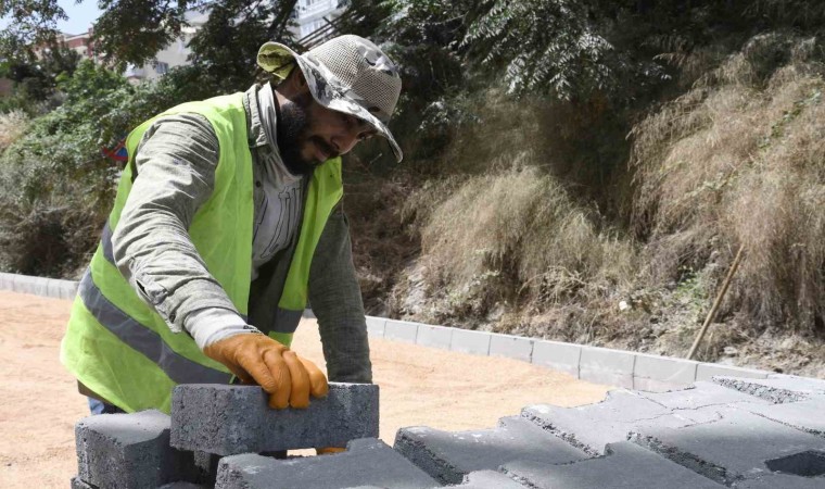 Kuşadası Belediyesinin yol yapım çalışmaları sürüyor