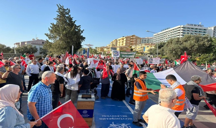 Kuşadasında halk Filistinin özgürlüğü için yollara döküldü