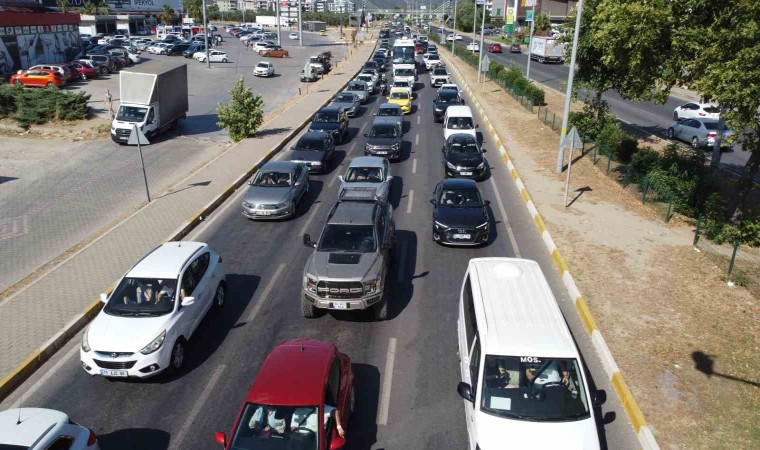 Kuzey Egedeki tatil merkezlerinde trafikte uzun araç kuyrukları oluşuyor