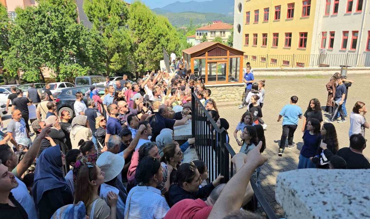 LGSnin ilk oturumu sona erdi, okul bahçesi açık görüşü andırdı