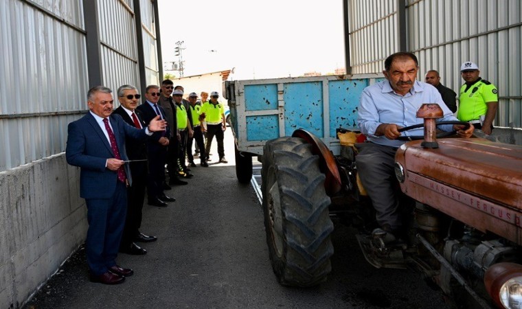 Malatyada, traktör sürücülerine reflektör dağıtıldı