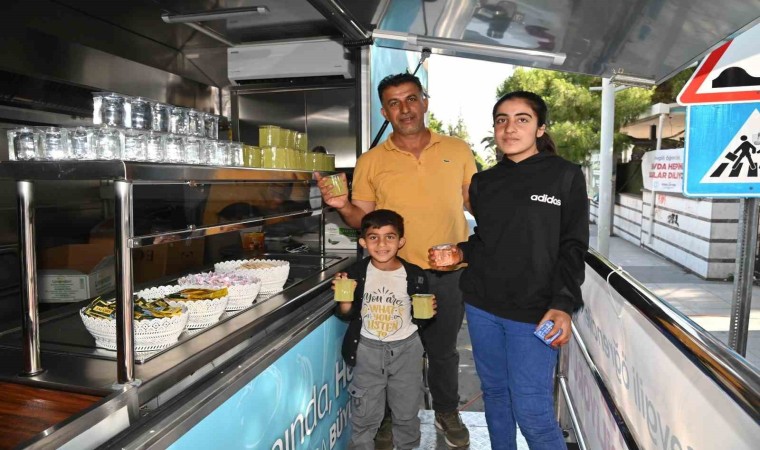 Manisa Büyükşehirden LGSye giren öğrencilere ve ailelerine ikram