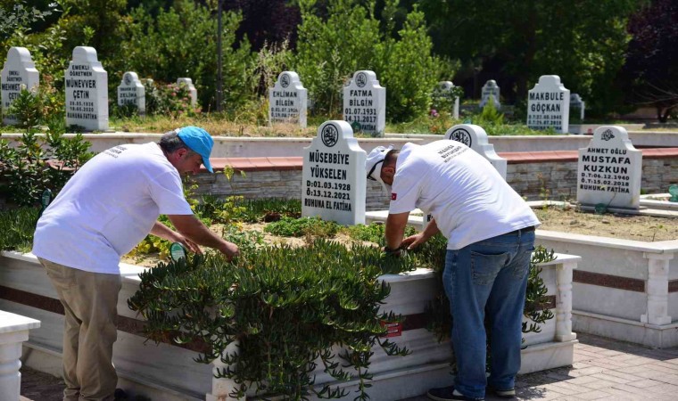 Manisada mezarlıklar bayrama hazır