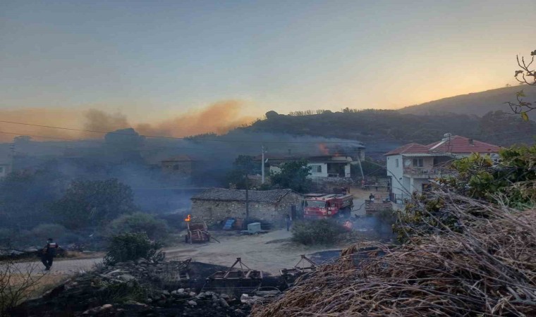 Manisadaki yangına müdahale sürüyor: 300 hektar alan ile evler zarar gördü