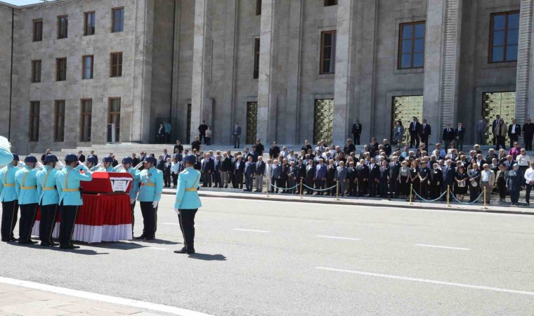 Mecliste eski Dıșișleri Bakanı Yakıș için tören düzenlendi