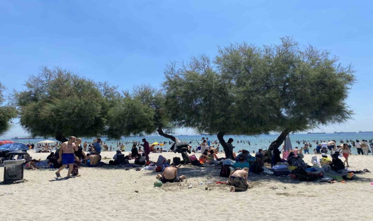 Menekşe Plajındaki yoğunluk havadan görüntülendi