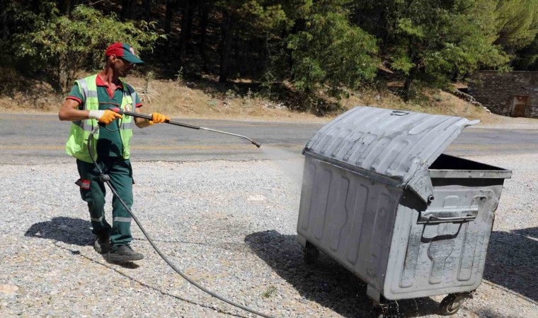 Menteşede çöp konteynerlerine hassas temizlik