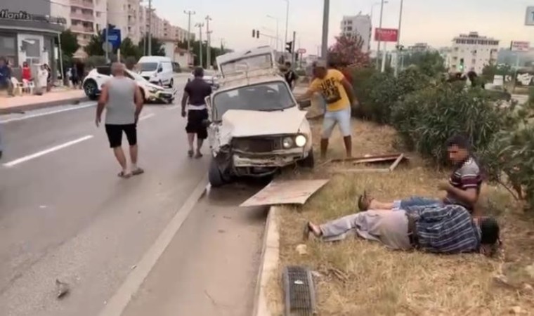 Mersinde 3 kişinin yaralandığı trafik kazası kamerada