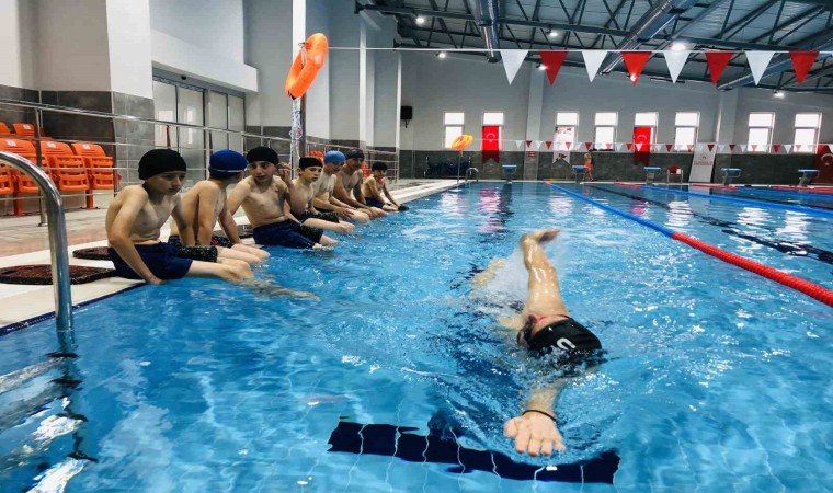 Mezun olduğu okuluna vefa borcunu çocuklara yüzme öğreterek ödüyor