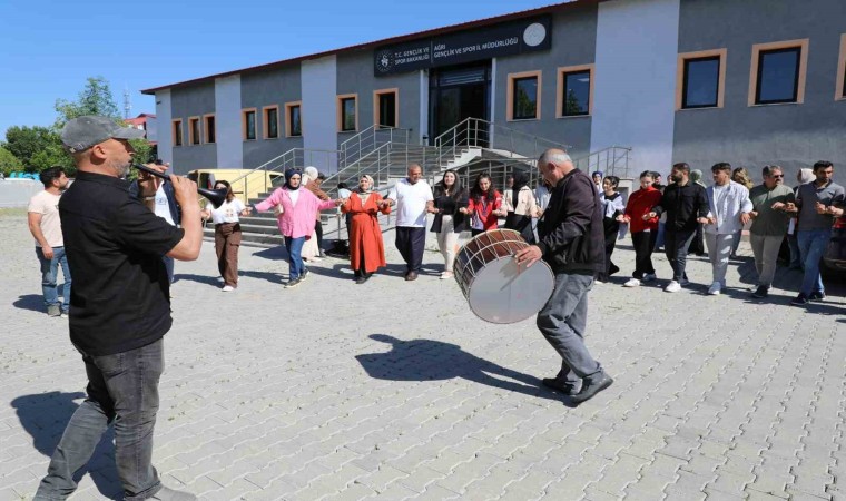 Milli sporcu Sibel Oruç, Ağrıda davul zurnayla karşılandı