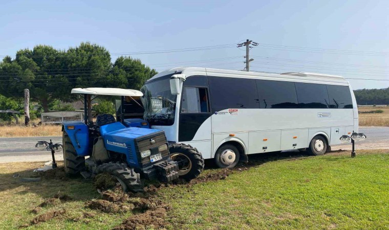 Minibüs traktöre çarptı: 1 yaralı