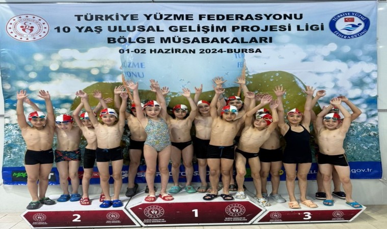 Minik yüzücüler Bursadan madalyalarla döndü