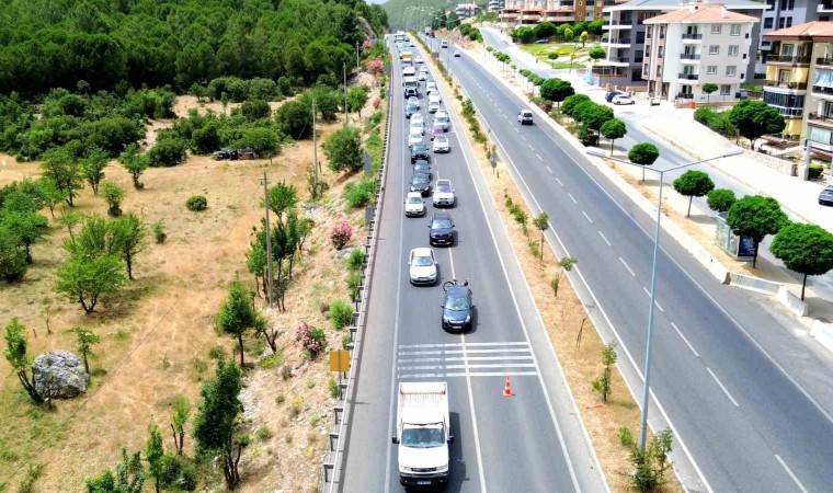 Muğlaya tatilci akını kilometrelerce uzun kuyruk oluştu