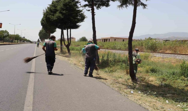 Nazilli Belediyesinin çalışmalarıyla karayolu temizlendi