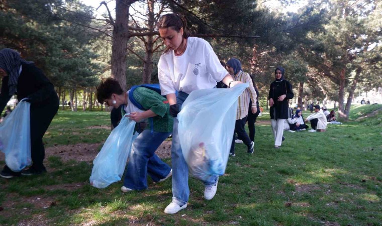 Öğrenciler bir günde kampüste 10 römork çöp topladı