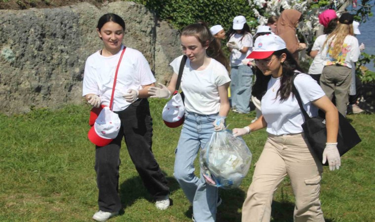 Öğrenciler, Dünya Çevre Gününde tarihi Yason Burnunda çöp topladı