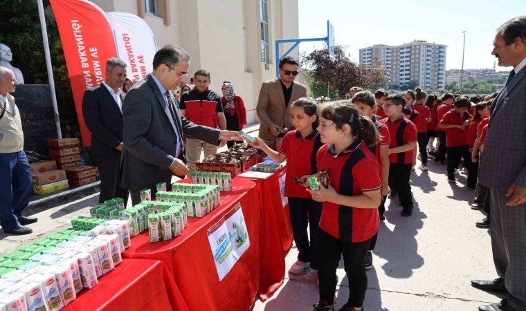 Öğrencilere süt ve kek ikram edilerek ‘Dünya Süt Günü kutlandı