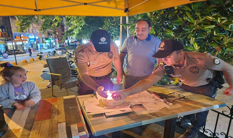 Olay ihbarına gitti, doğum günü sürprizi ile karşılaştı